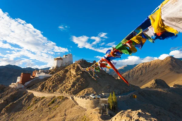 Leh Tsemo Fort Gompa bön flaggor bergen Ladakh — Stockfoto