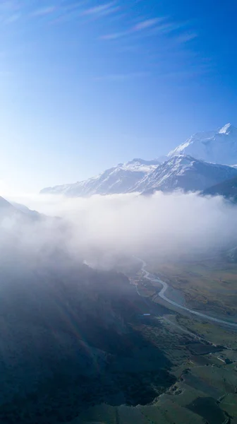 Dolina Manang chmury Annapurna Himalaya Mountains — Zdjęcie stockowe