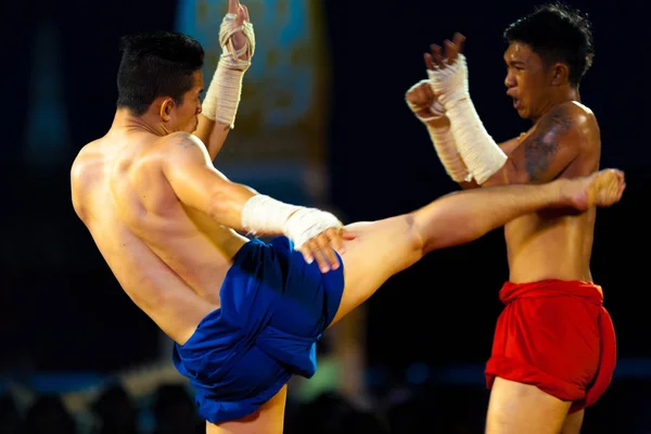 Muay Thai Kickboxer Kicking Traditional Exhibition — Stock Photo, Image