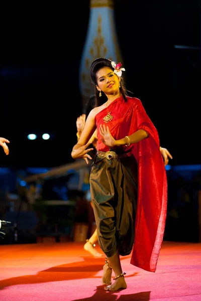 Traditionnelle thaï femme danse nuit extérieur scène — Photo