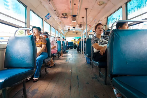 Thailand interieur Bus passagiers houten vloer — Stockfoto
