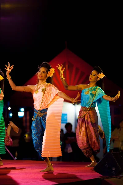 Två thailändska kvinnliga dansare traditionella kläder Stadium — Stockfoto