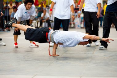 Tay erkek Breakdancers bir tahta teslim