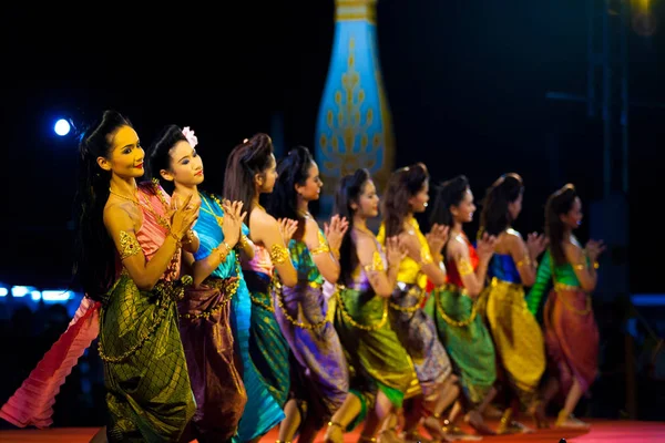 Rangée danseuses traditionnelles thaïlandaises scène de nuit — Photo