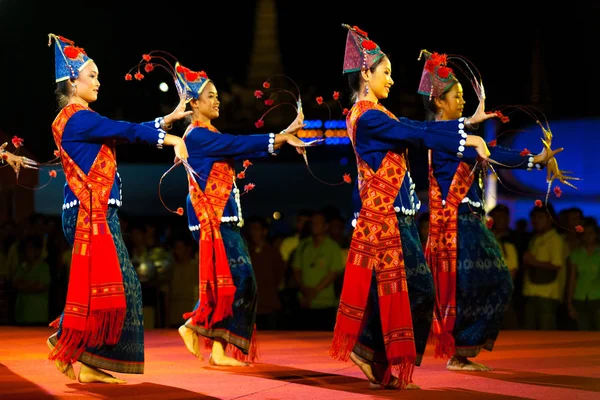Thailändska kvinnliga traditionella dansare natt prestanda — Stockfoto