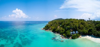 Hava panoramik görünüm tropikal ada açık deniz