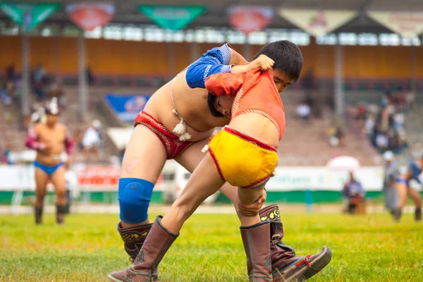 Naadam Festival Jungen Wrestling Match engen Feld — Stockfoto