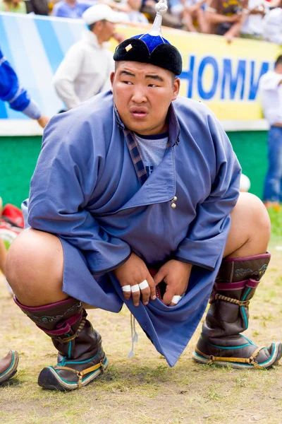 Naadam Festival Heavyweight Wrestler Squatting - Stock-foto