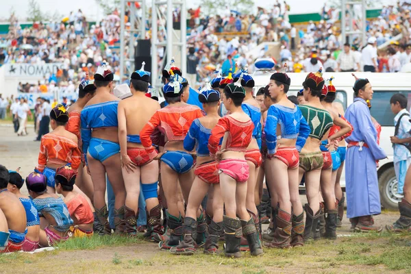 Naadam Festival Teenage Wrestlers stående gruppe - Stock-foto