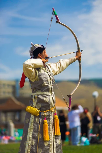 Naadam Festival bågskytte kvinnlig bågskytt siktar båge — Stockfoto