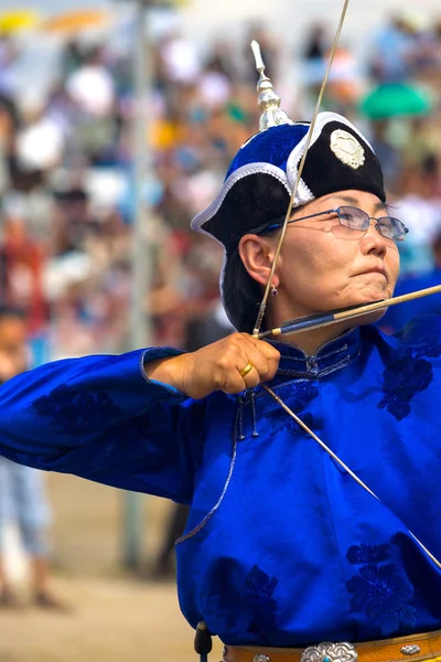 Naadam festival weiblich bogenschießen blau ziehen bogen — Stockfoto
