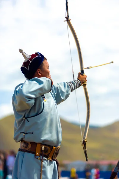 Naadam Festival männlichen Bogenschießen Pfeil fliegen gestartet — Stockfoto