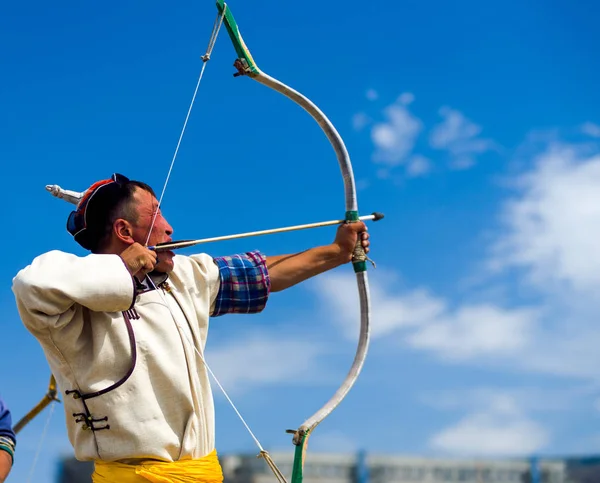 Naadam Festival Tiro con Arco Hombre Tirando de Bowstring Objetivo —  Fotos de Stock