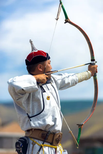 Naadam Festival mężczyzna Archer ciągnąc celowania strzałka — Zdjęcie stockowe
