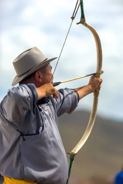 Naadam Festival uomo mongolo tiro con l'arco tiro all'arco — Foto Stock