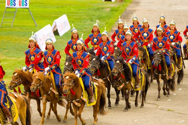 那达慕节开幕仪式上的士兵骑马 — 图库照片