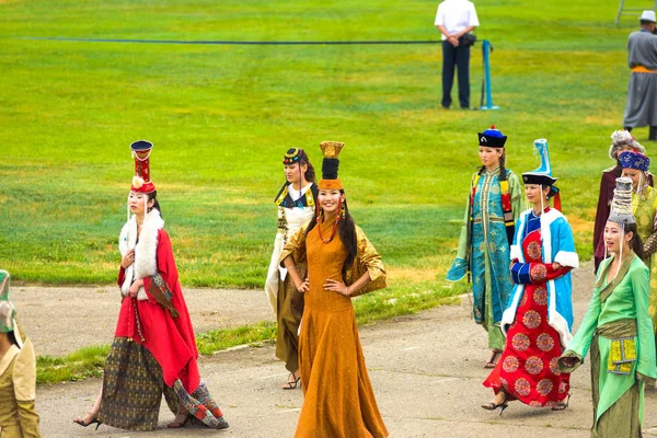 Naadam Festival Åbning Ceremony Kvinder Kostume - Stock-foto