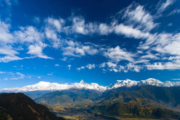 Βουνό των Ιμαλαΐων Annapurna κυμαίνονται χιονισμένο ουρανό ευρύ — Φωτογραφία Αρχείου