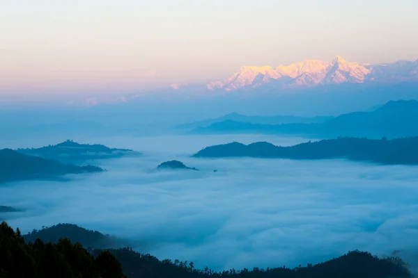 Himalaya-Gebirge über dem Wolkenmeer dämmert — Stockfoto