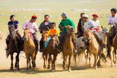 Naadam Festival at yarışı kazanan kalabalık dokunmatik