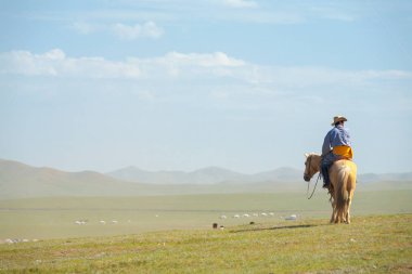 Moğolca adam at sırtında Hill View bozkır Moğolistan