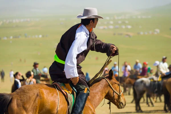 Mongolo uomo cowboy equitazione affollato — Foto Stock