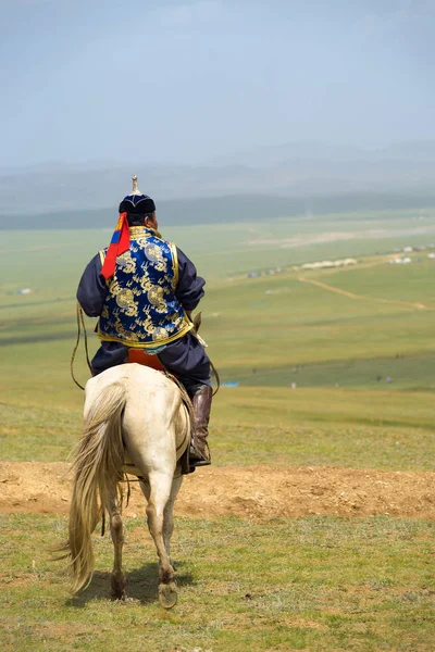 Mongol homem cavalo olhando sobre estepe — Fotografia de Stock