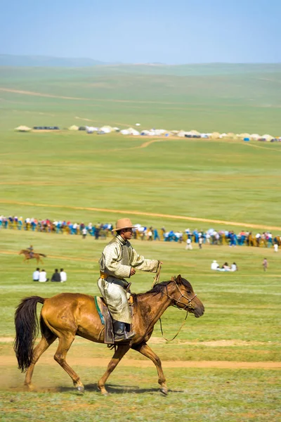Mongol hombre montar caballo estepa campo — Foto de Stock