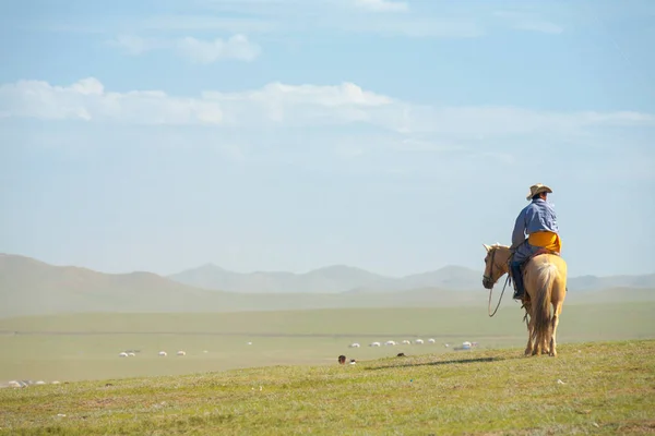 Mongolian Man Horseback Hill View Steppe Mongolia — Fotografie, imagine de stoc