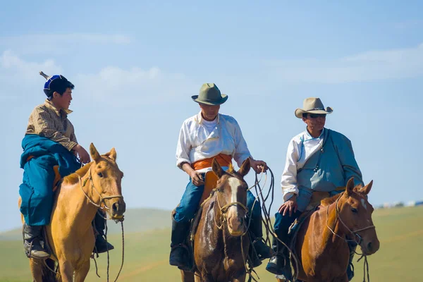 Mongolische Cowboys zu Pferd traditionelle Kleidung — Stockfoto