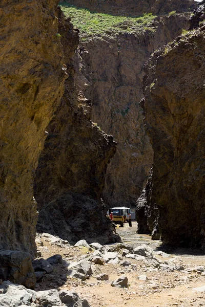 Turystów Drive Thru Mongolia Sęp Gorge — Zdjęcie stockowe