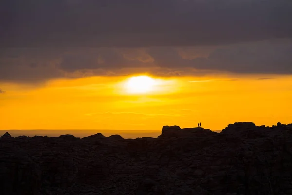 La gente ve el sol rompiendo nubes Sunset Ridge — Foto de Stock