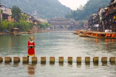 Fenghuang Çin turist eski basamak köprü