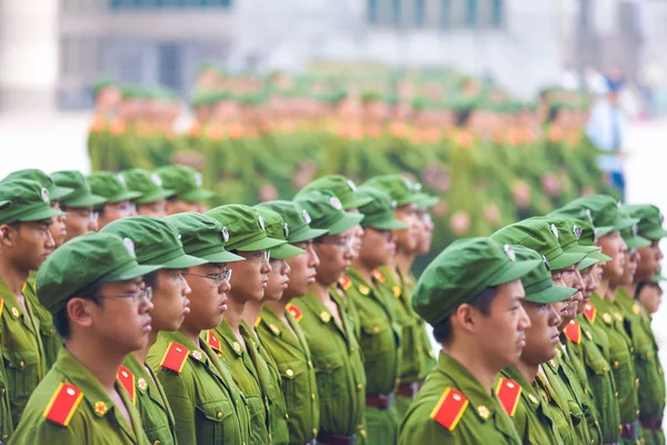 Erkek Çinli öğrenciler askeri eğitim formasyonu