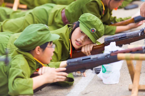Chinesischer Student interessiert sich nicht für militärische Ausbildung Stockbild