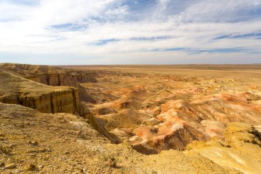 Flaming Cliffs Bayanzag kenar Gobi Çölü Moğolistan
