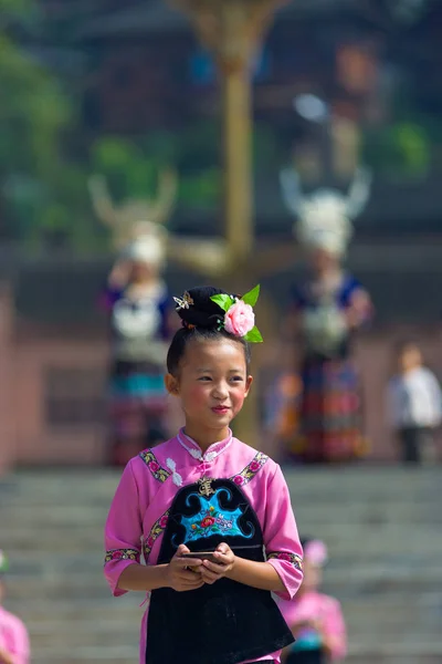 Xijiang Miao dorp meisje Festival stadsplein — Stockfoto