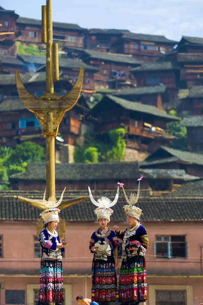 Miao minderheid vrouwen traditionele kleding Heuvelhuis — Stockfoto