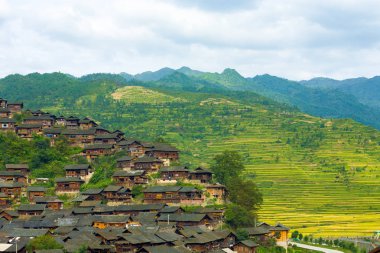 Xijiang Miao köy evleri dağlar havadan görünümü