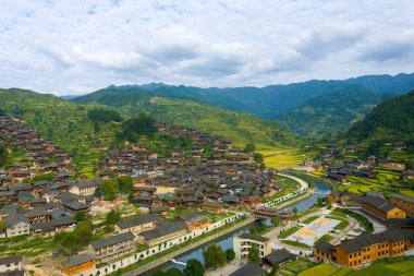 Xijiang Miao köy evleri dağlar nehir manzarası