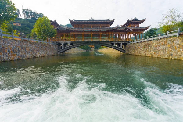 Xijiang Miao Köyü Köprüsü nehir düşük açılı Çin