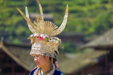 Miao kadın geleneksel boynuz Headdress giysi Köyü