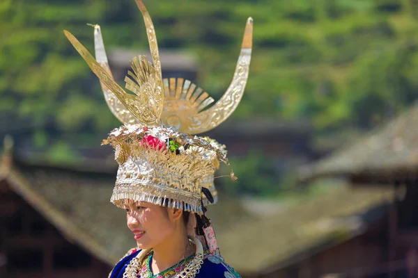 Miao kvinna traditionella Horn huvudbonad skruden Village — Stockfoto