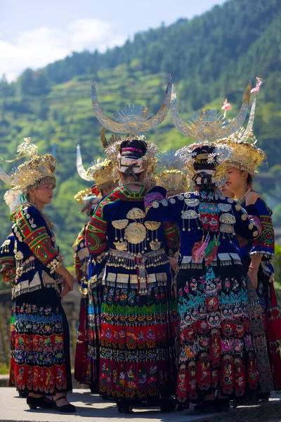 Miao kadınlar grup geleneksel Festival kostüm — Stok fotoğraf