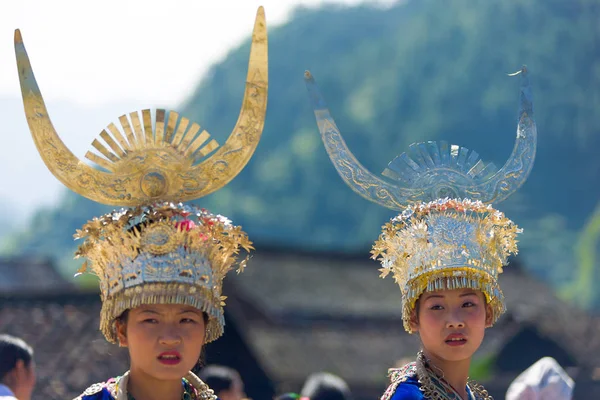Xijiang miao minorität frauen festkleidung china — Stockfoto