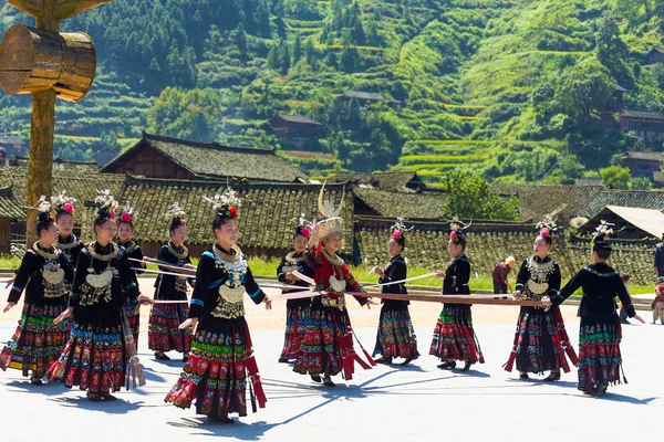 Miao azınlık kadınları şerit dans festivali Xijiang