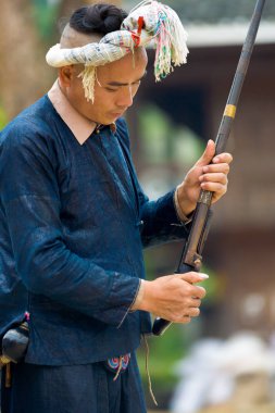 Biasha Miao azınlık adam silah tüfek topuz saç modeli