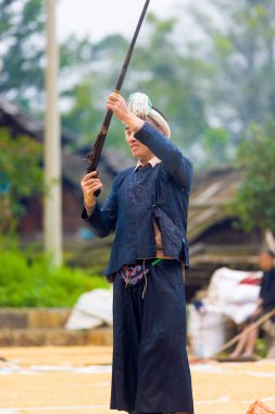 Biasha Miao azınlık adam silah saç topuz çekim