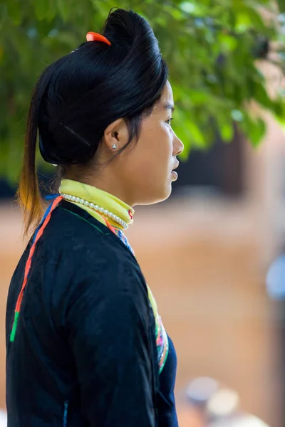 Biasha Miao minderheid vrouw Bun kapsel — Stockfoto