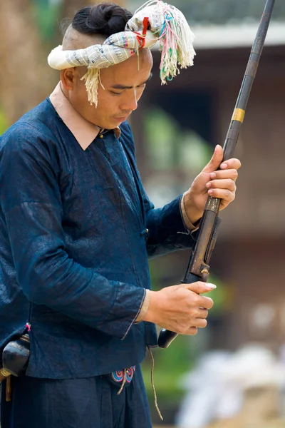 Biasha Miao azınlık adam silah tüfek topuz saç modeli